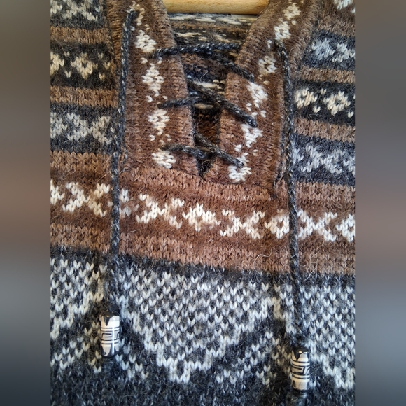 Cozy Patterned Hooded Women's Sweater - Charcoal Gray & Brown - Picture 3 of 6